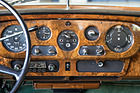 Rolls-Royce Silver Cloud III (1963) - komplett symmetrisch verlegtes Holzfurnier im Interieur