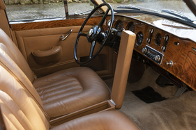 Rolls-Royce Silver Cloud III Flying Spur (1964) - Ablagefach unter der weich gepolsterten Mittelkonsole