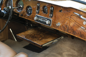 Rolls-Royce Silver Cloud III Flying Spur (1964) - Ausziehbares Tischchen unter dem Armaturenbrett