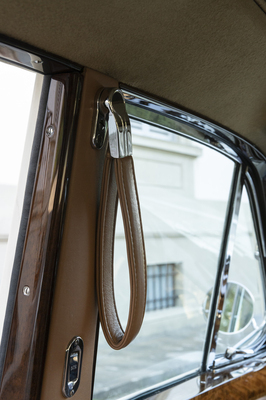 Rolls-Royce Silver Cloud III Flying Spur (1964) - B-Säule in Leder mit Halteschlaufe