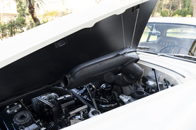 Rolls-Royce Silver Cloud III Flying Spur (1964) - Der Luftfilter schwenkt mit nach oben und doppelte Riemen für höhere Betriebssicherheit