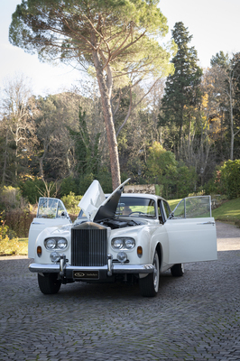 Rolls-Royce Silver Cloud III Flying Spur (1964) - Die Motorhaube öffnet nach klassischer Manier