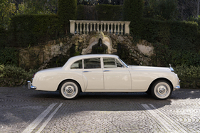 Rolls-Royce Silver Cloud III Flying Spur (1964) - Die Seitenansicht verrät den Ursprung als Zweitürer