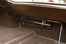 Rolls-Royce Silver Cloud III Flying Spur (1964) - Originale Luftpumpe mit eigener Halterung im Kofferraum