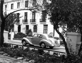 Rolls-Royce Silver Dawn (1953) - das Schwestermodell zum Bentley R-Type mit Karosserie von Rolls-Royce, die Unterschiede waren gering und vor allem am Kühler zu sehen (1953)