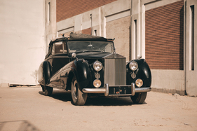 Rolls-Royce Silver Dawn Drophead Coupé by Park Ward (1952) - Lot 141 an der RM/Sotheby's Monaco Versteigerung am 10.11. Mai 2024