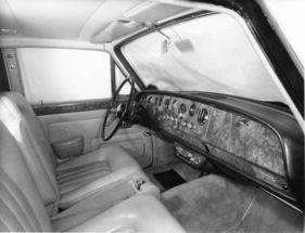 Rolls-Royce Silver Shadow (1965) - Armaturenbrett und Sitze vorne, auch der Fahrer darf sich wohlfühlen