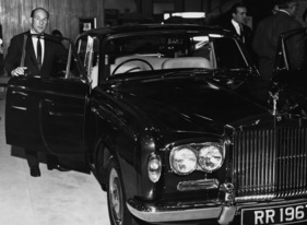 Rolls-Royce Silver Shadow (1967) - Stirling Moss schaut sich den Wagen an der Londn Motor Show 1967 genauer an