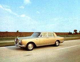 Rolls-Royce Silver Shadow (1968) - in voller Fahrt - aus einer Verkaufsbroschüre