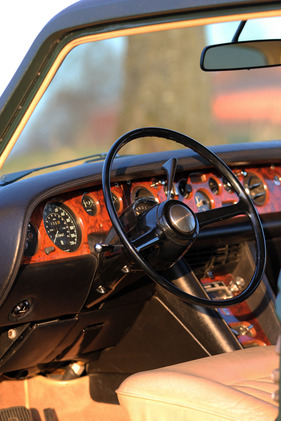 Rolls-Royce Silver Shadow (1974) - Armaturenbrett mit wenigen Instrumenten und fast beliebig verteilten Kontroll-Elementen