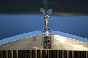 Rolls-Royce Silver Shadow (1974) - Der Namenszug prangt seit 1933, als Frederick Henry Royce start, in Schwarz statt Rot auf dem Kühlergrill