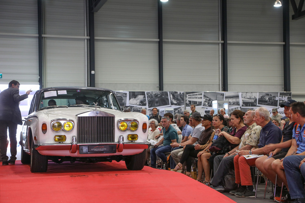 Rolls-Royce Silver Shadow (1975) - als Lot 27 an der Swiss Classic World Versteigerung der Oldtimer Galerie Toffen in Luzern am 3. Juni 2023