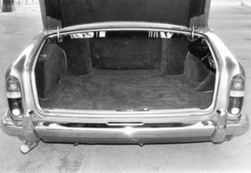 Rolls-Royce Silver Shadow (1976) - Blick in den geräumigen Kofferraum - dank tiefreichender Klappe gut zu beladen