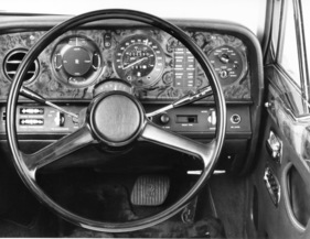Rolls-Royce Silver Shadow (1977) - Lenkrad und Armaturenbrett der Serie II