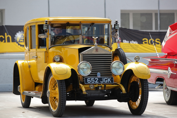 Bild Rolls-Royce - junger Fahrer im alten Auto - an der DolderClassics vom 7. September 2014