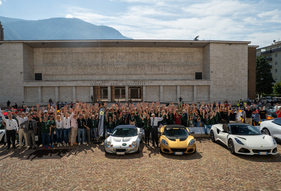 Romano und Elisa Artiolio mit zwei Lotus Elise beim Geburtstagstreffen in Bozen 2025