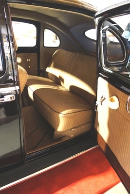 Rometsch Volkswagen Käfer (1952) - Der Einstieg wird mit den nach hinten aufgehenden Türen erleichtert