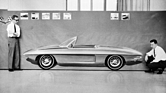 Ron Hill (links) und Larry Shinoda neben dem Entwurf für einen Chevrolet Corvair Roadster