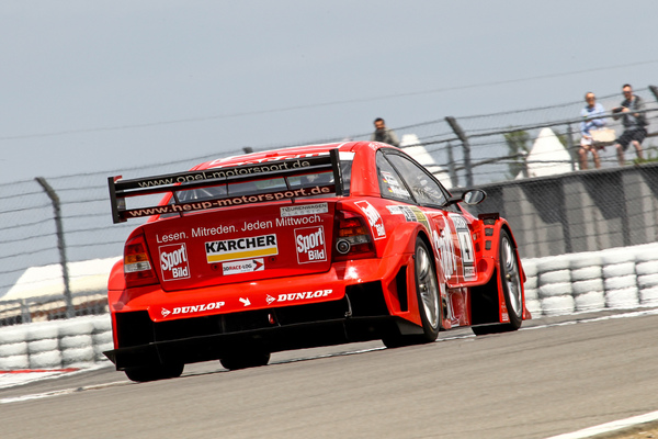 Ronny Scheer auf Opel Astra V8 DTM (2000) verteidigte erfolgreich den zweiten Platz auf dem Podium - Nürburgring Classic 2019 - Tourenwagen Classics