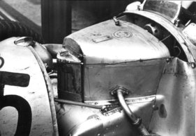 Rosemeyers Siegerwagen vom Donington Grand Prix 1937 bei einer Ausstellung in London. Außer den „Kampfspuren“ beachte man das bescheidene Finish der Gesamtausführung