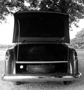 Rosengart Sagaie (1953) - Kofferraum auf zwei Ebenen, unten das Reserverad