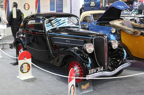 Rosengart Sutosix Super Sept Coupé (1938) - mit Elektromotor, war aber sehr teuer mit FF 53'000 gegen FF 21'900 für eine Benzinversion - Rétromobile Paris 2020