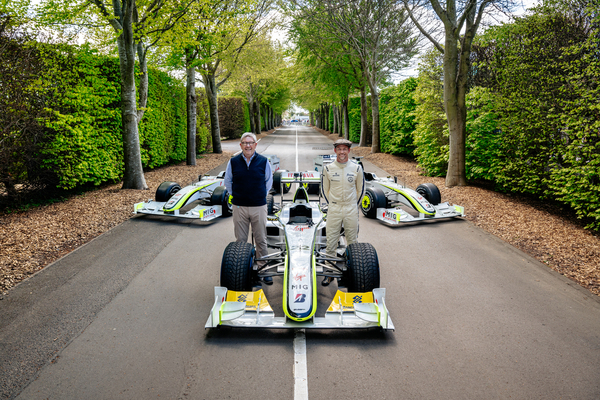 Bild: Ross Brawn (links) und Jenson Button [rechts] mit dem Brawn BGP 001 aus dem Jahr 2009 - 83. Goodwood Members' Meeting 2026