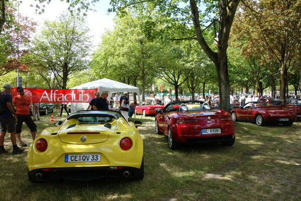 Rot war die dominierende Farbe beim Alfaclub – Classic Days Düsseldorf 2022