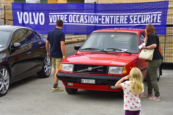 Bild: Rot zieht Aufmerksamkeit auf sich: Volvo 343 GLT (1983) – Swiss Volvo Meeting 2023