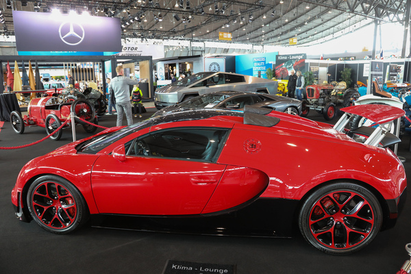 Roter Bugatti Veyron 16.4 auf dem Stand der Klima-Lounge - 24. Retro Classics Stuttgart 2025