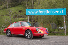 Roter Porsche 911 vor blauem Forellensee-Schild - Herbert Müller Memorial Day und Memorial Rallye 2021 Roter Porsche 911 vor blauem Forellensee-Schild - Herbert Müller Memorial Day und Memorial Rallye 2021