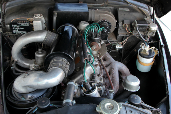 Rover 100 P4 (1959) - Reihensechszylinder längs eingebaut