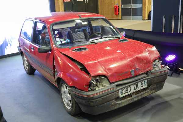 Rover 114 mit Unfallschaden als Ausstellungsstück beim Versicherer – Rétromobile Paris 2025