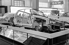 Rover 2000 (1964) - Karosseriegerippe wird mit vorlackierten und fertiggestellten Beplankungen versehen - am Genfer Autosalon 1964