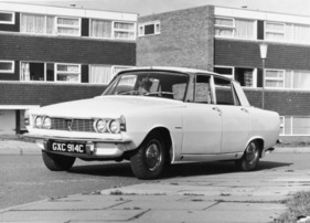 Rover 2000 (1966) - vor moderner Architektur präsentiert