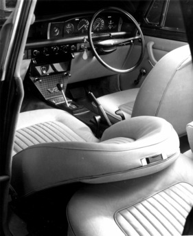 Rover 3500 (1971) - elegant gestaltete Armaturentafel mit neuer Instrumentierung für 1971