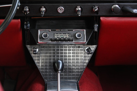 Rover 3500 V8 (1970) - Mittelkonsole mit Lautsprecher und Radio (gegen Aufpreis)