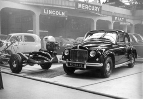 Rover 75 (1952) - neues Gesicht und Detailverbesserungen an der Karosserie, links daneben die Gasturbine