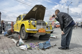 Rover 80 (1959) - einmal mehr muss repariert werden - Rallye Peking-Paris 2013