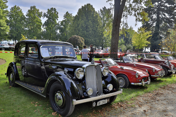 Bild: Rover-Limousine neben Sportwagen von Triumph - 29. Swiss Classic British Car Meeting Morges 2021