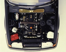 Rover SD1 2600 (1982) - Motorraum mit dem Riehensechszylinder, aufgenommen ohne Motorhaube