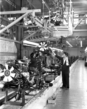 Rover SD1 3500 (1976) - der Motor wird in der neue Fabrik in Solihull positiioniert