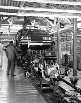 Rover SD1 3500 (1976) - die Heirat - die Karosserie wird mit der Technik verbunden