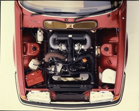 Rover SD1 3500 (1982) - Blick in den Motorraum, man beachte die Stromberg-Vergaser anstelle von SU (ohne Motorhaube)