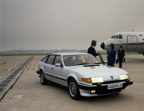 Rover SD1 Vanden Plas 2600 (1985) - Flugplatzszene mit Pilot und Stewardess