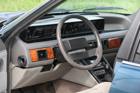 Rover SD1 Vitesse (1985) - die Holzelemente fanden sich auch im Vanden Plas Spitzenmodell