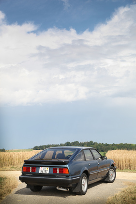 Rover SD1 Vitesse (1985) - elegant vor der Oper und auf dem Feld