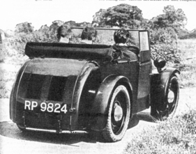Rover Scarab (1931) – zu dritt auf Probefahrt