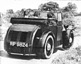 Bild: Rover Scarab (1931) – zu dritt auf Probefahrt