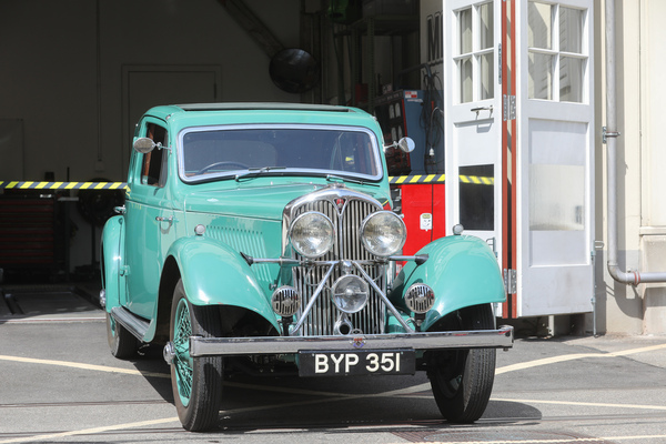 Rover Speed 14 4-Door Streamline Saloon (1935) – Scheinwerfer fast so eng zusammen wie beim Peugeot 402 – Older Classics Mai 2024